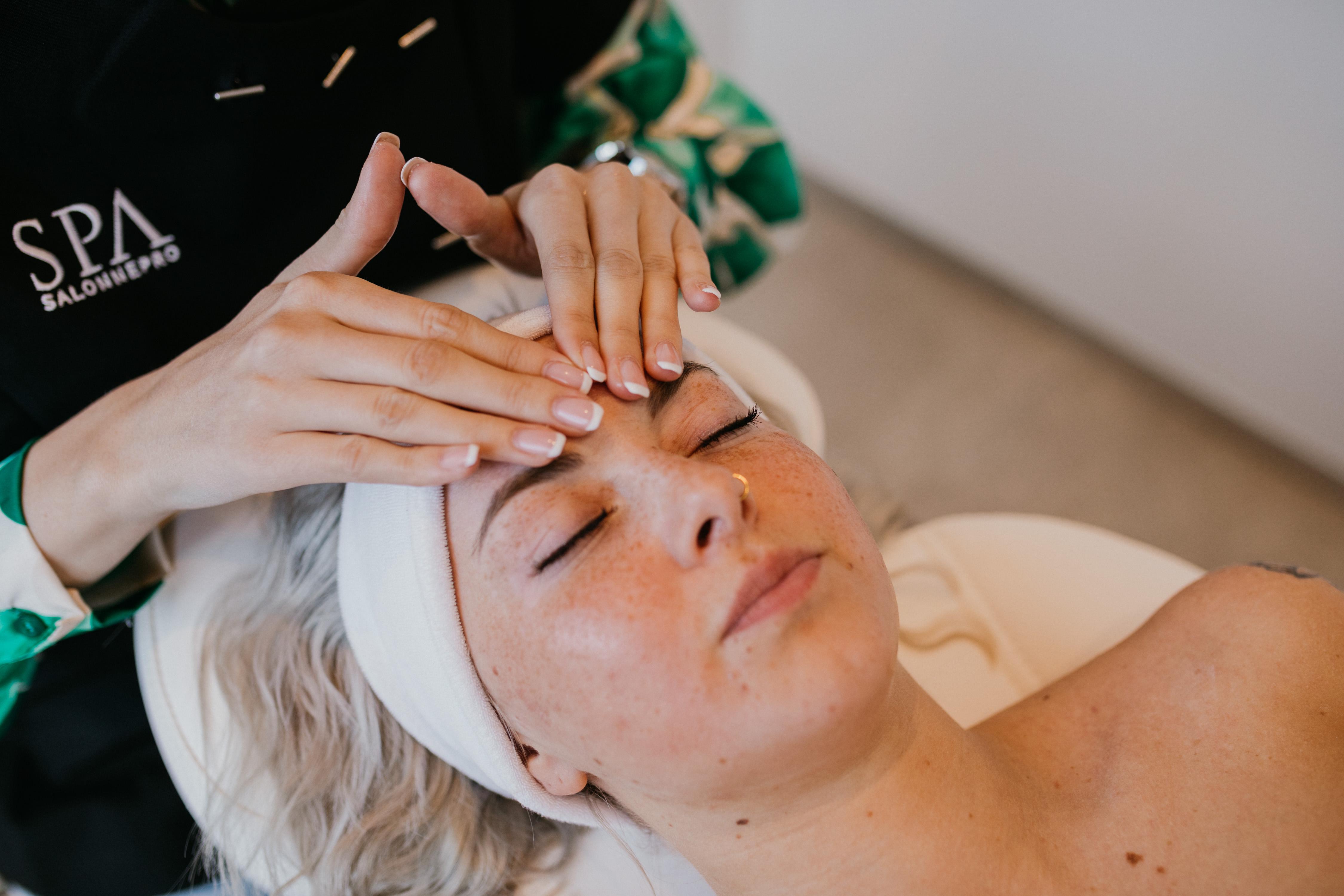 We starten met een grondige reiniging, gevolgd door een huidanalyse met een professioneel apparaat om de noden van jouw huid exact in kaart te brengen. Met behulp van de vapozone worden de poriën geopend, zodat de huid optimaal voorbereid is op de volgende stappen. Daarna volgt een scrub/peeling om dode huidcellen te verwijderen en de huid te verfijnen. 

Tijdens de verzorging worden ook de wenkbrauwen geëpileerd en gekleurd en de bovenlip geëpileerd, zodat je gelaat mooi in balans is. Vervolgens worden onzuiverheden zorgvuldig verwijderd. 

Een belangrijk onderdeel van deze behandeling is de LPG gelaatsbehandeling (bindweefselmassage), die de doorbloeding stimuleert, de huidstructuur verbetert en de natuurlijke collageenaanmaak activeert. Dit wordt aangevuld met een manuele massage van gelaat, nek en schouders, gecombineerd met een ontspannende hand- en hoofdhuidmassage voor een ultiem wellnessmoment. 

Daarna krijgt je huid een krachtige vitamine B & C boost voor extra glow, energie en huidherstel. Het LPG collageen masker verstevigt en hydrateert intensief. We sluiten af met een aangepast serum, voedende olie en een beschermende crème, volledig afgestemd op jouw huidtype.

Resultaat: een frisse, stralende en zichtbaar stevigere huid, met een diep ontspannen gevoel van top tot teen. Lou's Favorite Facial is niet voor niets een absolute favoriet!