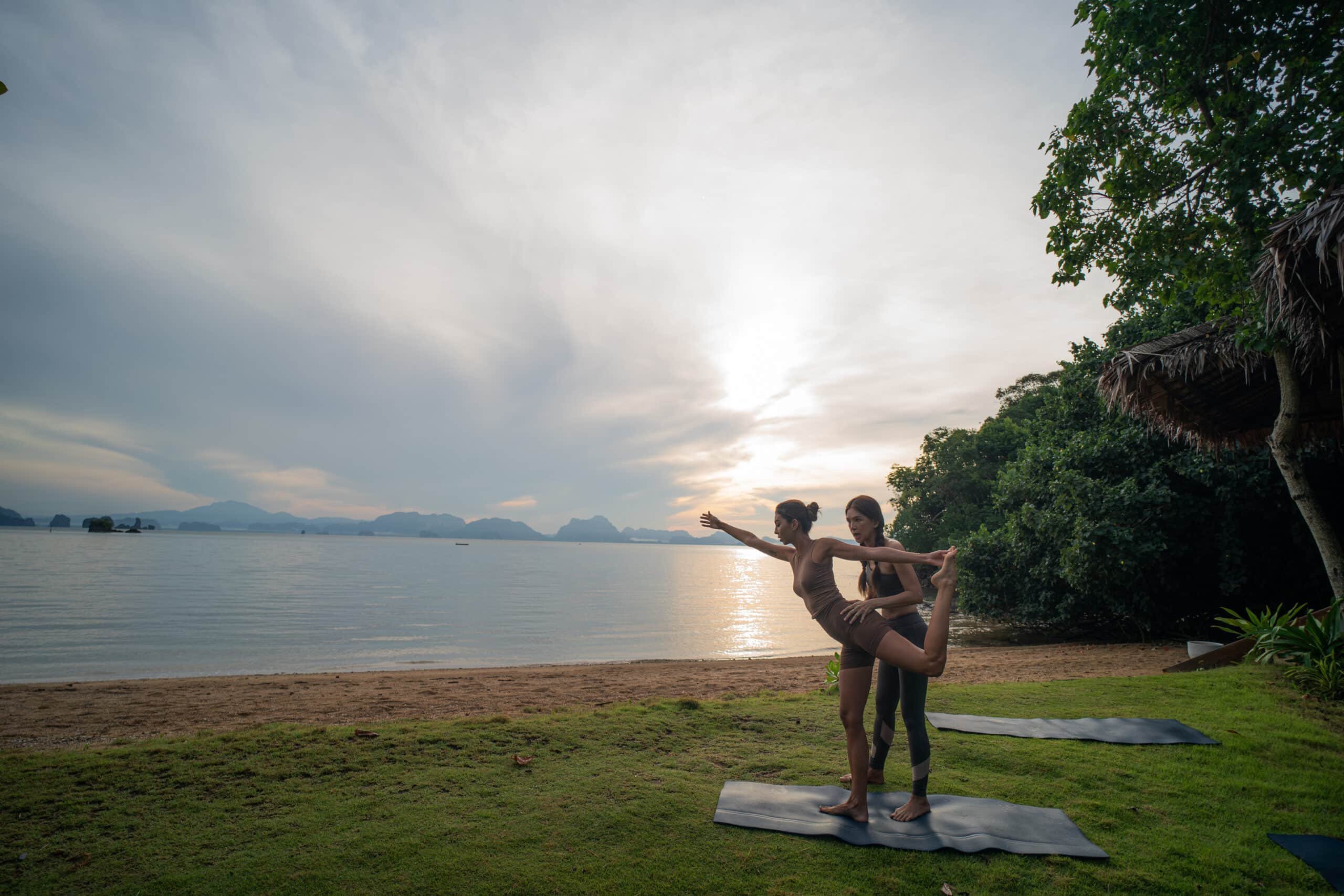 Yoga bij zonsondergang, Paradise Koh Yao