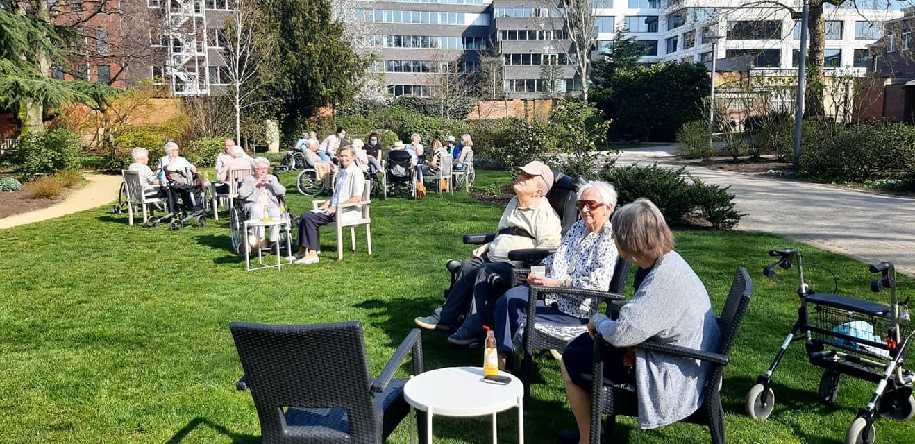 genieten van de zon in de tuin van Nottebohm