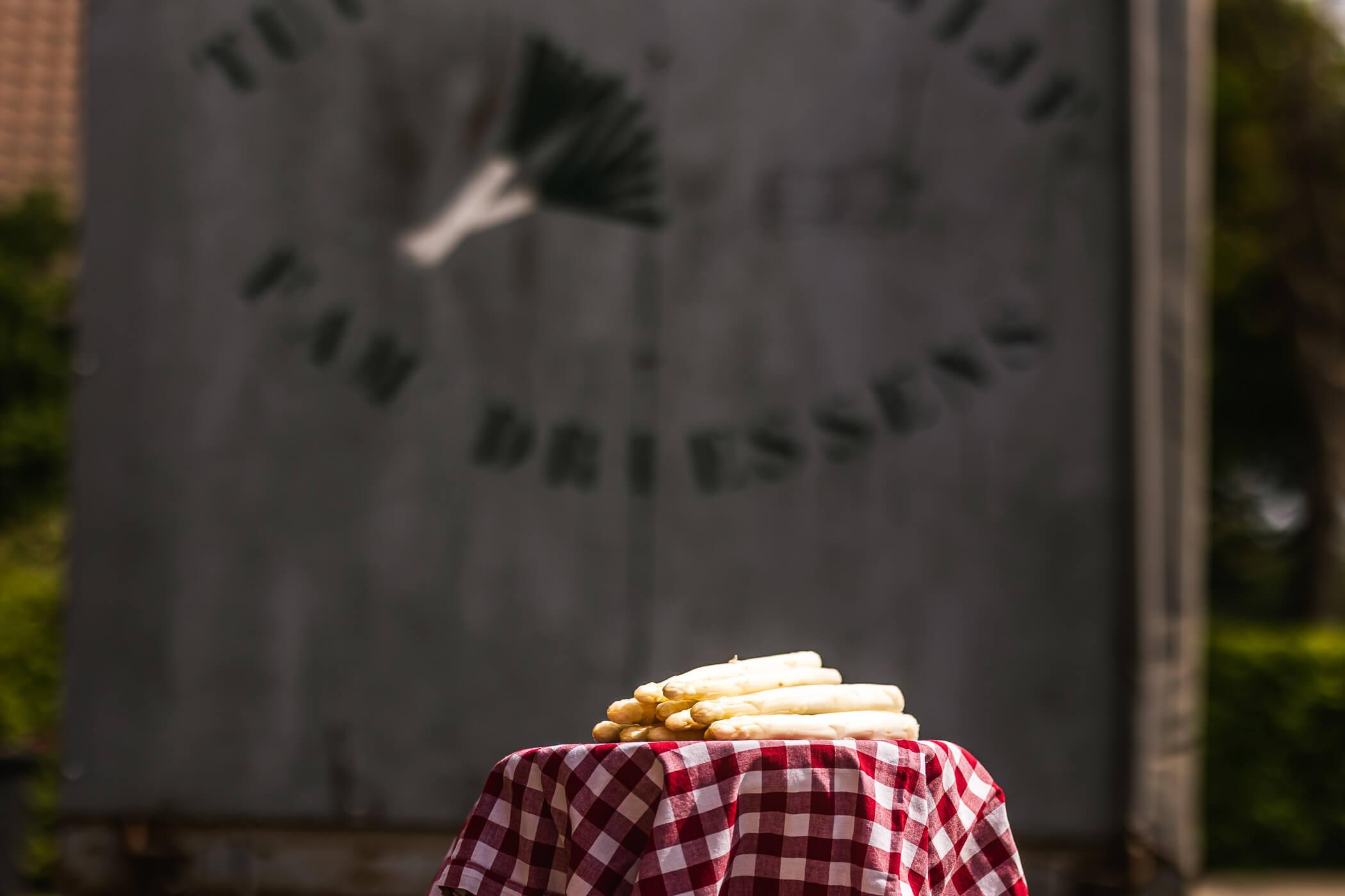 Asperges op rood-witte doek